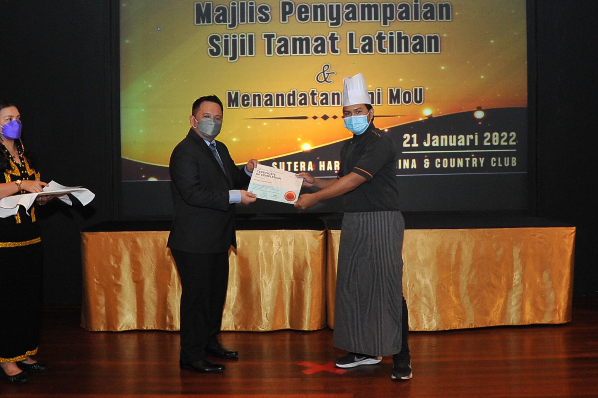 Nelson-handed-certificate-to-SLDN-trainee"