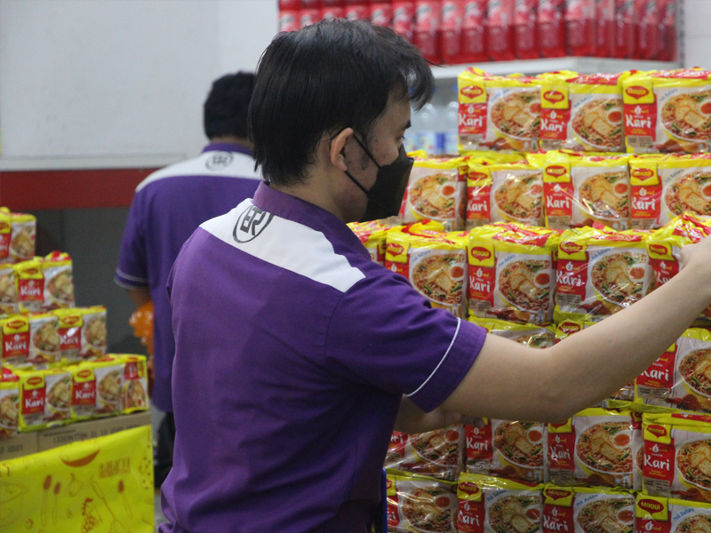 Final Examination PPL at Bataras Sdn Bhd (Kolombong) - Trainee were instructed to do product display setup